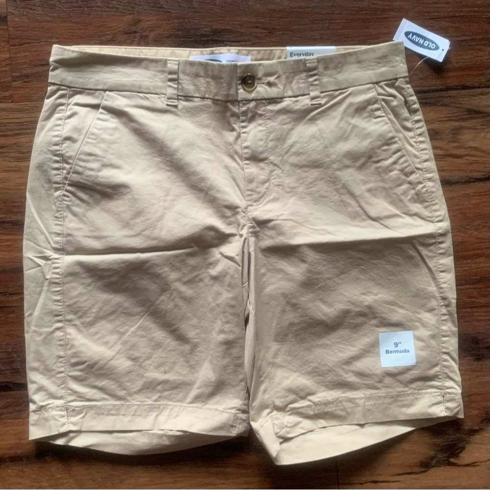 Old Navy w’s 8 - everyday short - mid-rise 8” - khaki Bermuda style